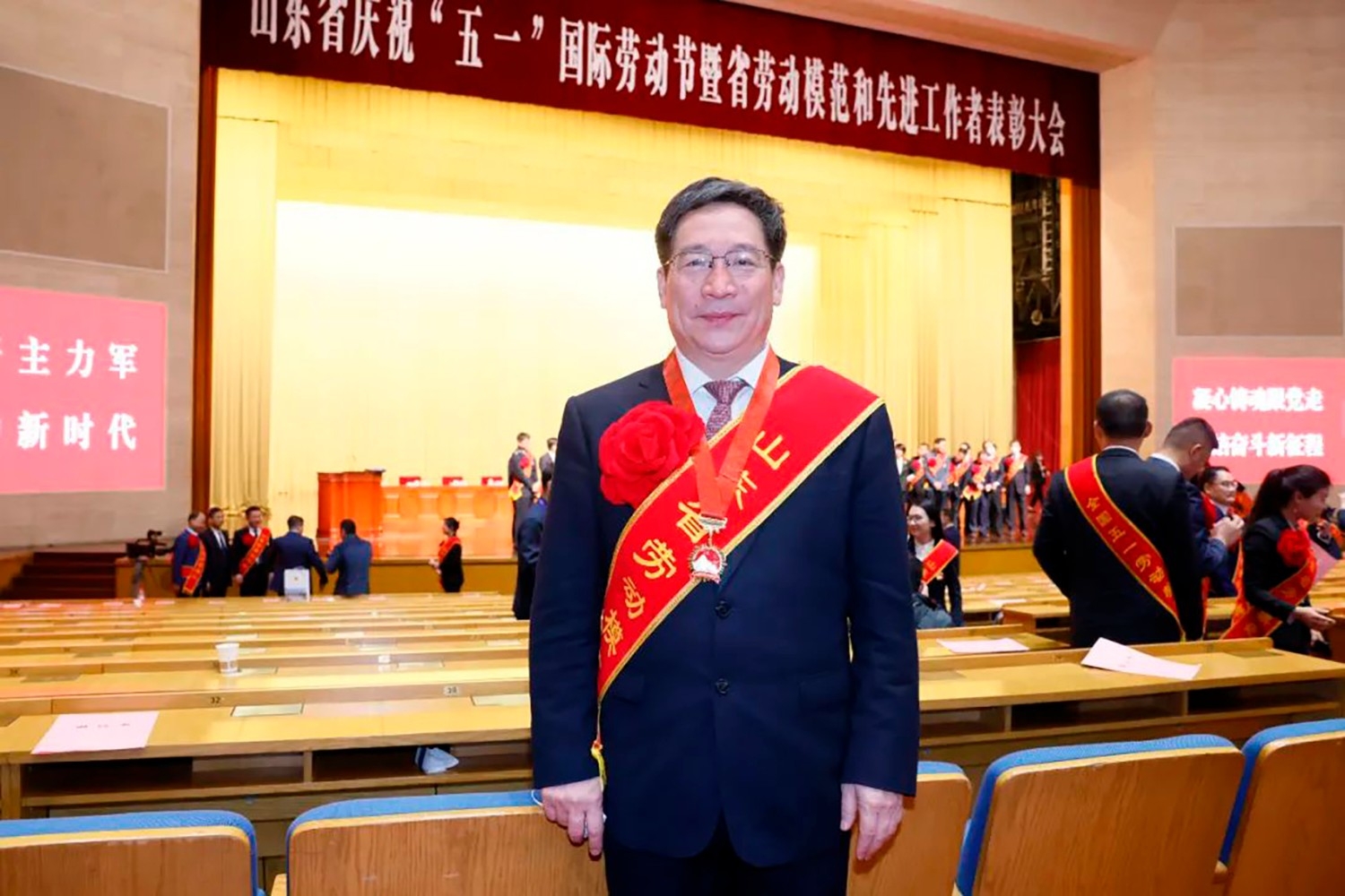 喜報！李永勝董事長被授予“山東省勞動模范”稱號 受省委、省政府表彰 (5)